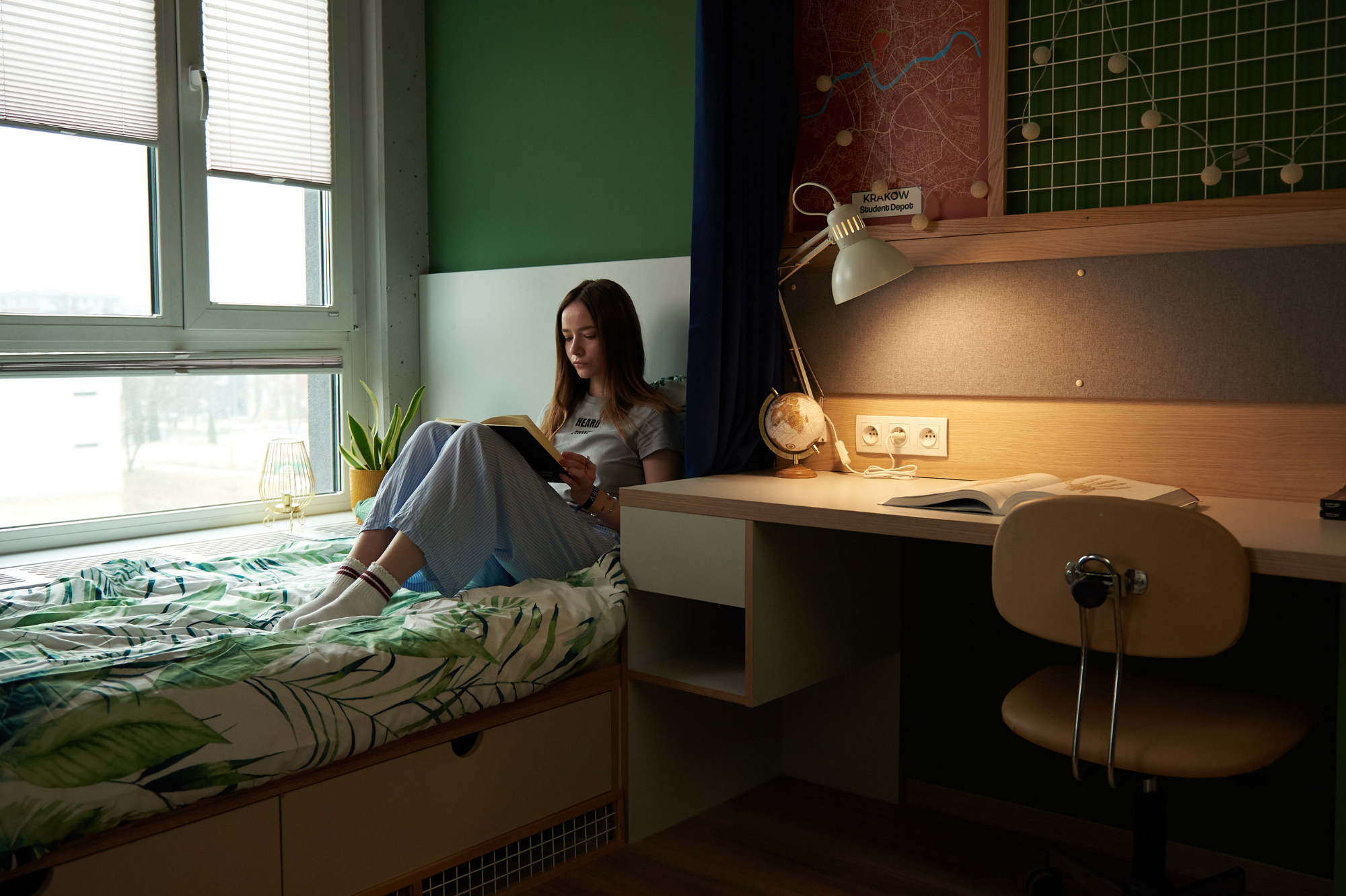 <p>&nbsp;</p>
<h1 style="text-align: left;">Przygotowaliśmy praktyczną listę 10 rzeczy,</h1>
<h1 style="text-align: left;">kt&oacute;re warto zabrać do akademika,</h1>
<h1 style="text-align: left;">szczeg&oacute;lnie jeśli zaczynasz studia</h1>
<h1 style="text-align: left;">i chcesz szybko odnaleźć się w nowej przestrzeni.</h1>